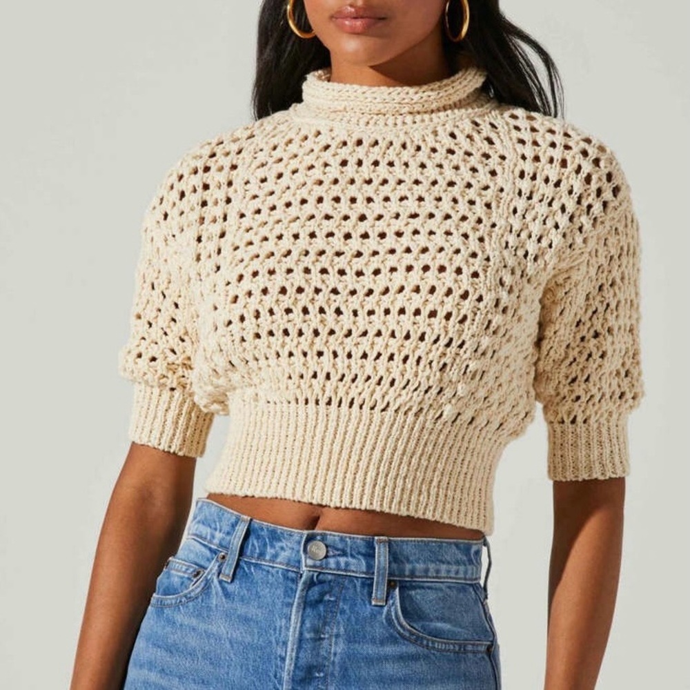 ASTR The Label crochet short sleeve mock-neck sweater. 🤍
